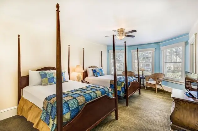 Lakeside Inn