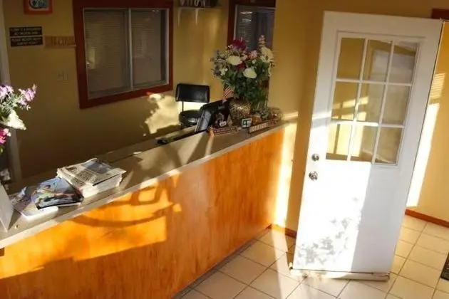 Lakeside Inn & Suites - Lobi