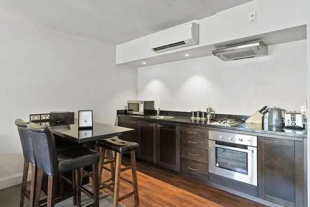 LAKESIDE LIVING - MODERN 2-BEDROOM APARTMENT - Mutfak