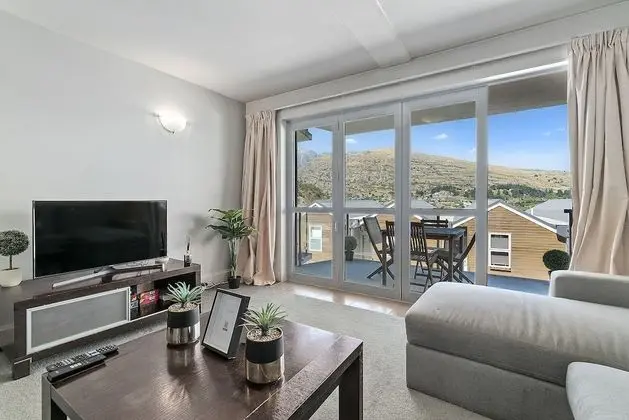LAKESIDE LIVING - MODERN 2-BEDROOM APARTMENT - Öne Çıkan Resim