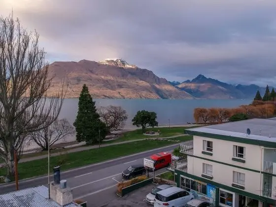 LAKESIDE MOTEL