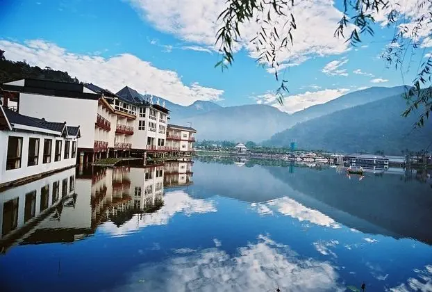 Lakeside Resort Hotel