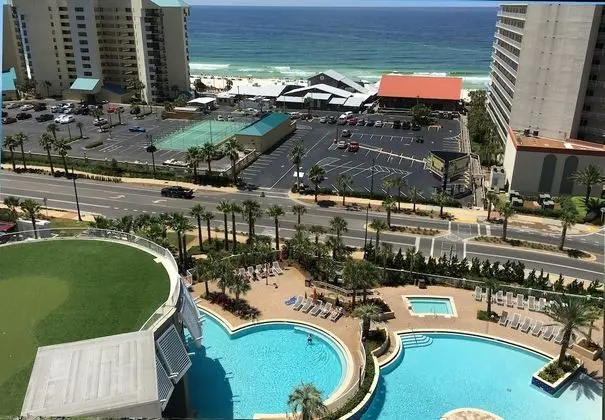 Laketown Wharf by Emerald View Resorts - Havuz