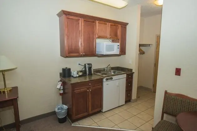 Lakeview Inns & Suites - Chetwynd - Mutfak