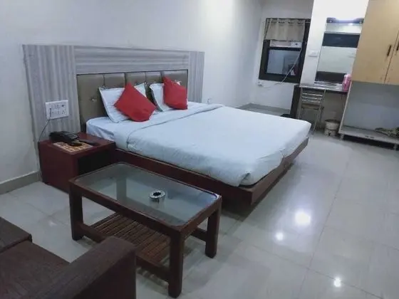 Lals Plaza Hotel