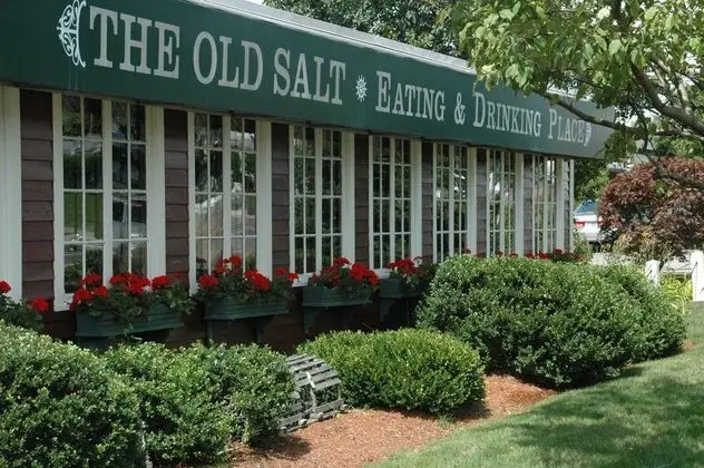 Lamie's Inn & Old Salt Restaurant