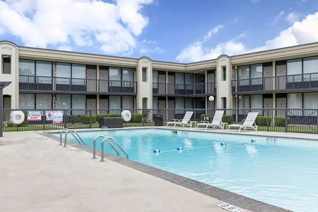 Lamplighter Inn and Suites