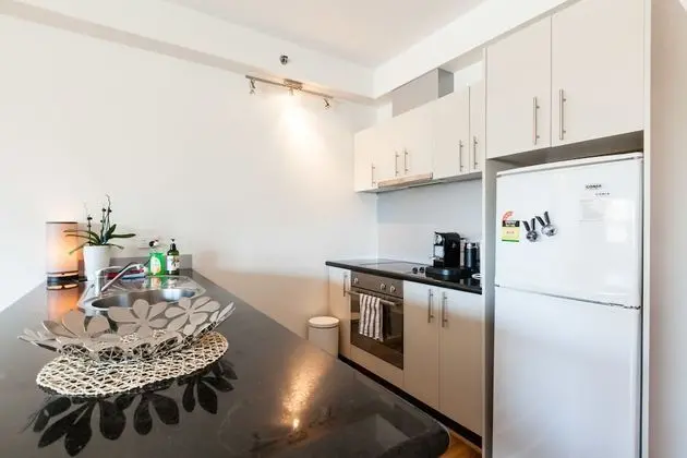 LANCE, 1BDR Melbourne Apartment - Mutfak