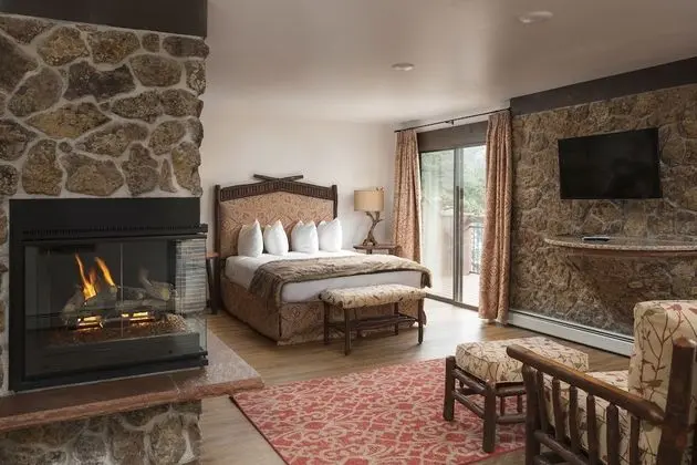 The Landing at Estes Park - Riverside Retreat