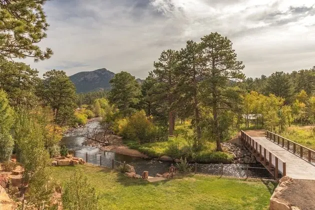 The Landing at Estes Park - Riverside Retreat