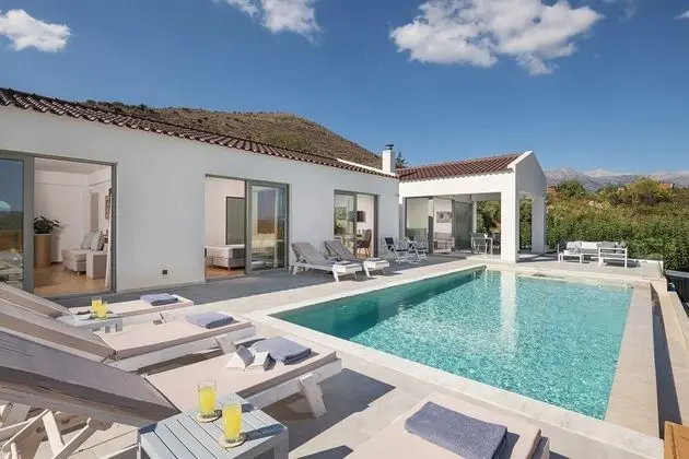 Landscaped Villa With Private Pool Fenced Area and Mountain Views - Oda