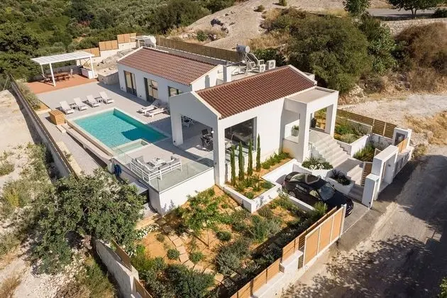 Landscaped Villa With Private Pool Fenced Area and Mountain Views - Oda