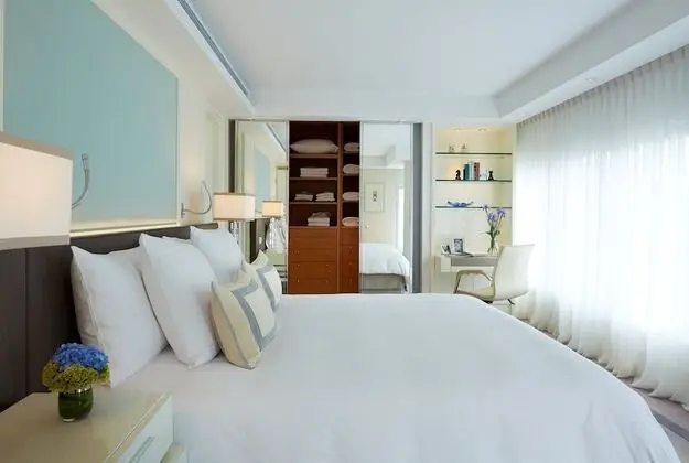 Lanson Place Causeway Bay, Hong Kong - Oda