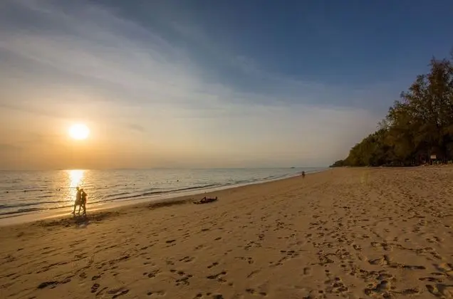 Lanta Casuarina Beach Resort - Plaj