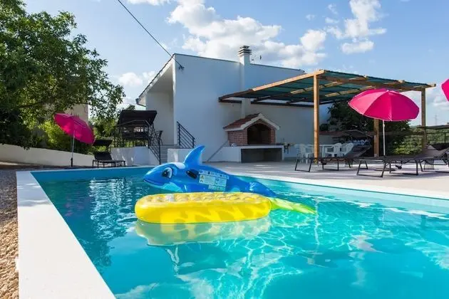 Large 150 m2 apt With Pool and 500 m2 Garden