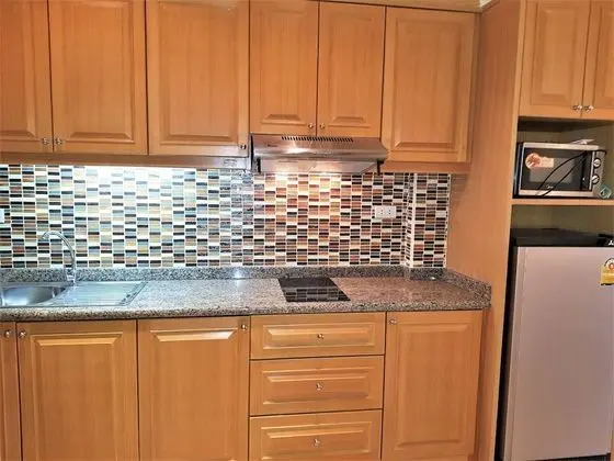 Large 1st Floor Studio Condo at Baan Suan Lalana - Mutfak