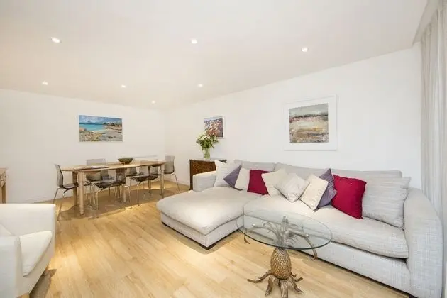 Large 2 Bedroom, 2 Bathroom Apartment, Moments From King's Road - Edith Terrace