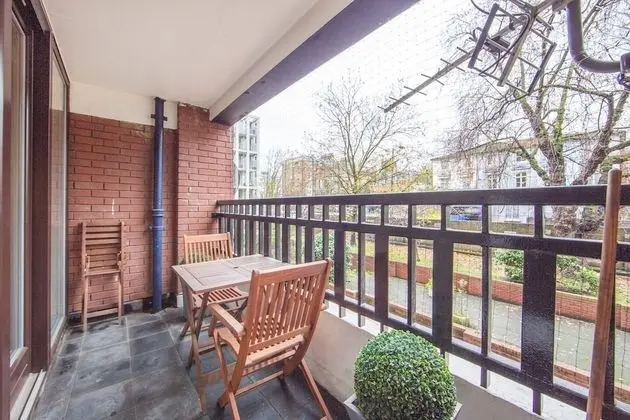 Large 2 Bedroom, 2 Bathroom Apartment, Moments From King's Road - Edith Terrace