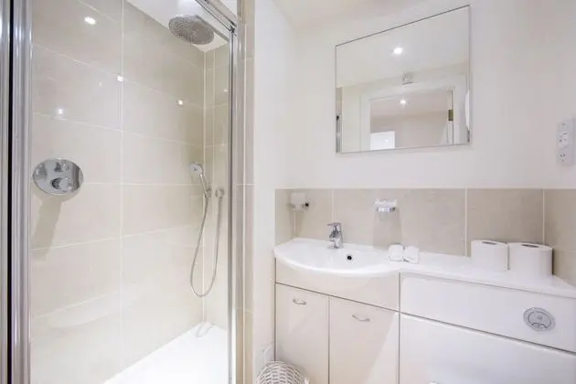Large 2 Bedroom, 2 Bathroom Apartment, Moments From King's Road - Edith Terrace - Banyo Tipleri