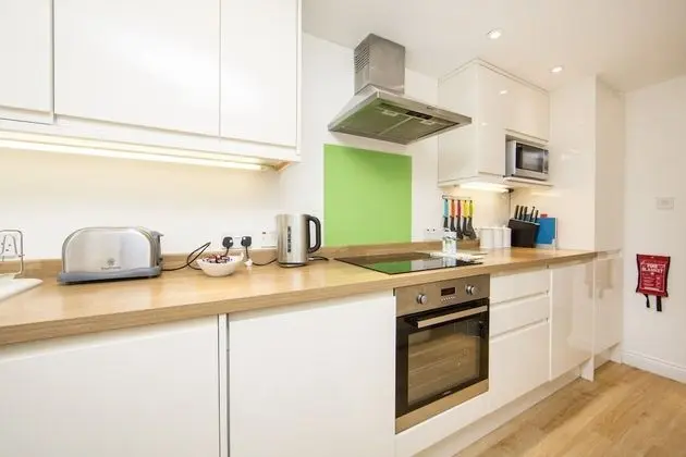 Large 2 Bedroom, 2 Bathroom Apartment, Moments From King's Road - Edith Terrace - Mutfak