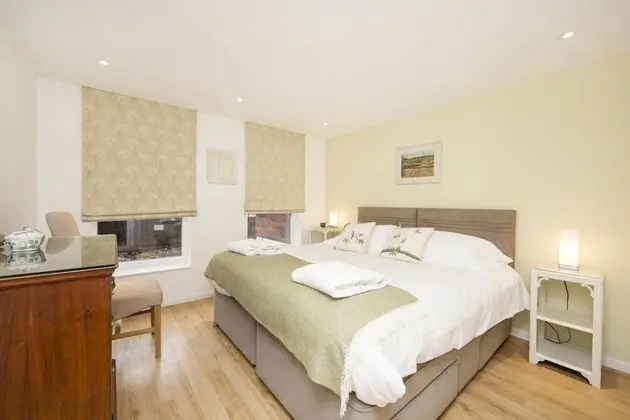Large 2 Bedroom, 2 Bathroom Apartment, Moments From King's Road - Edith Terrace - Oda