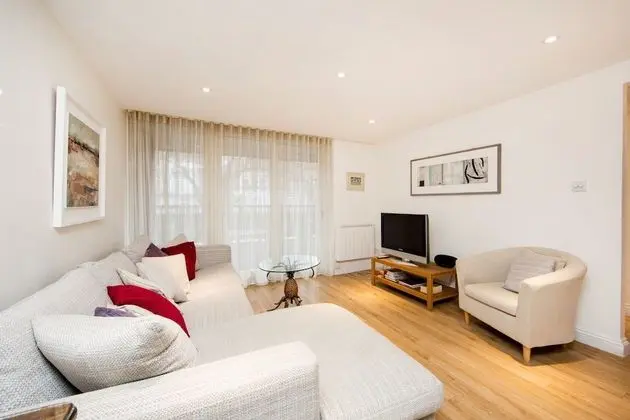 Large 2 Bedroom, 2 Bathroom Apartment, Moments From King's Road - Edith Terrace - Oda Düzeni