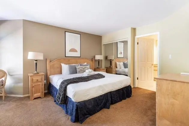 Large 2-bedroom Whistler Condo for up to 6 People w Swimming Pool hot tub - Oda