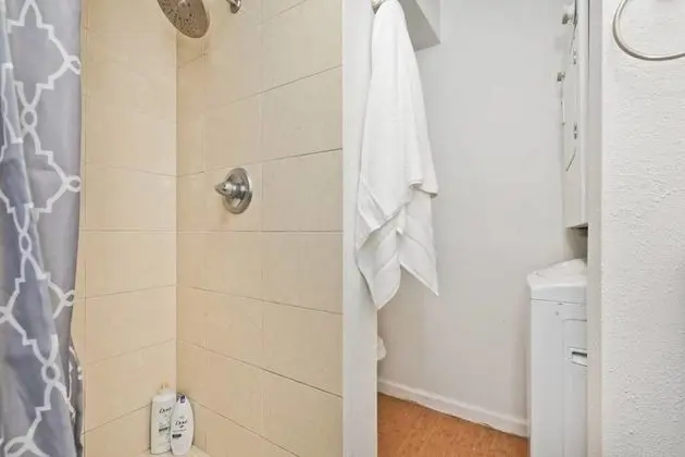 Large 2br/2ba Steps to Waikiki Beach by Domio - Banyo Tipleri