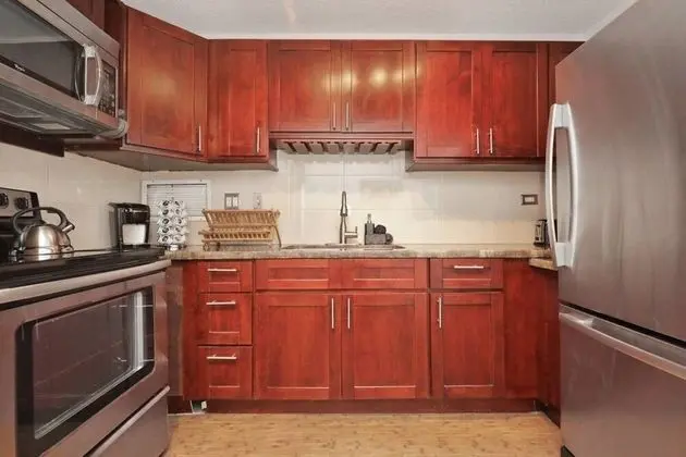 Large 2br/2ba Steps to Waikiki Beach by Domio - Mutfak