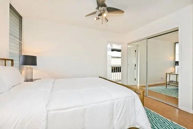 Large 2br/2ba Steps to Waikiki Beach by Domio - Oda