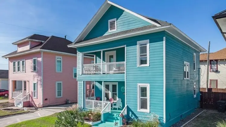 Large 4BR Home - Close to the Beach - Dog Friendly