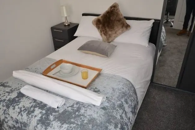Large 5 Bed House / Wolverhampton + Parking - Oda