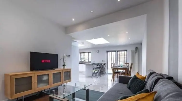 Large 6 Bedroom House With Parking