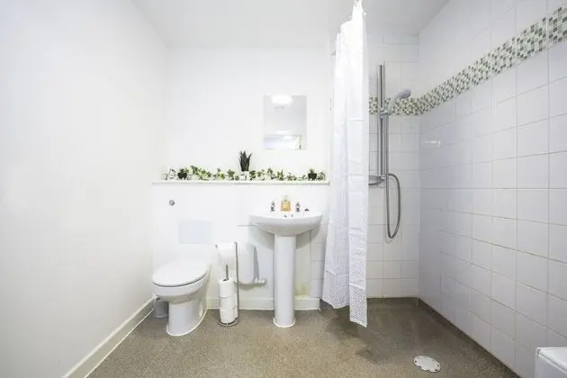Large Apartment With Balcony Free Parking & Fast Wifi - Banyo Tipleri