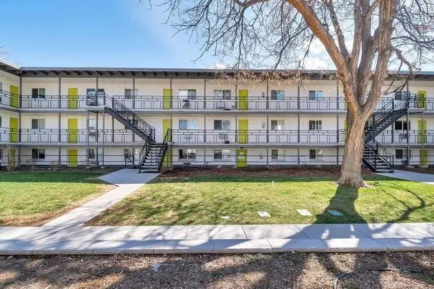 Large Apartments in LAKEWOOD - SK - Dış Mekan