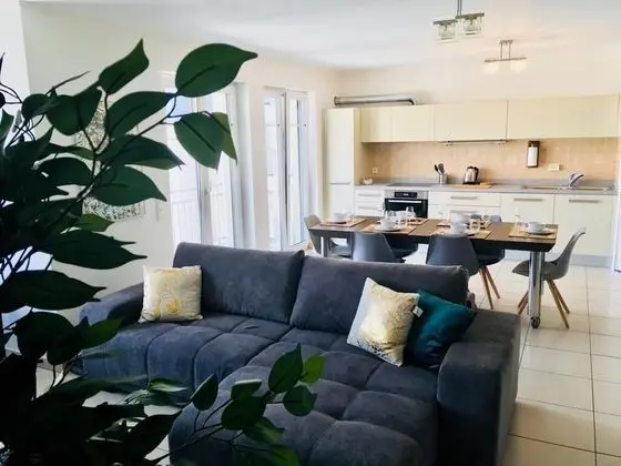 Large Art Deco Flat 100m2 in City Center - Parking