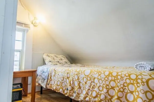 Large and Bright 3 Bedroom With Room For 7