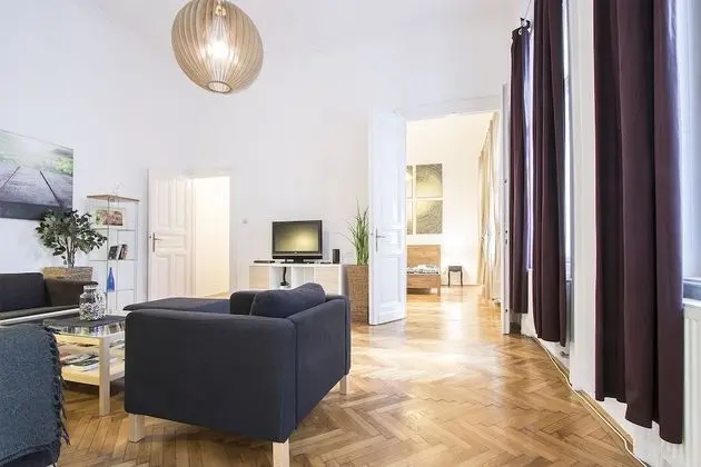 Large Central Apartments Kálmán Imre