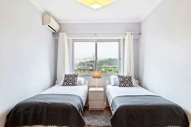 Large Contemporary 3 Bedroom Apartment - Oda