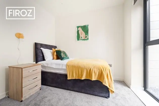 Large Contractor House In Leeds By Firoz Property Management