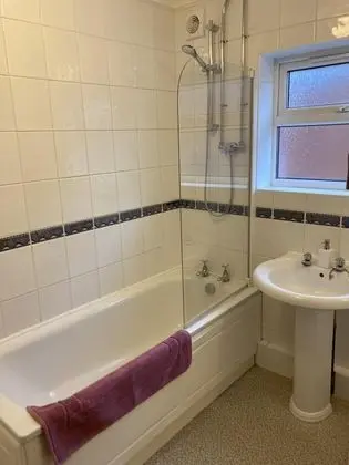 Large Detached House With off Street Parking Close to Heathrow - Banyo Tipleri