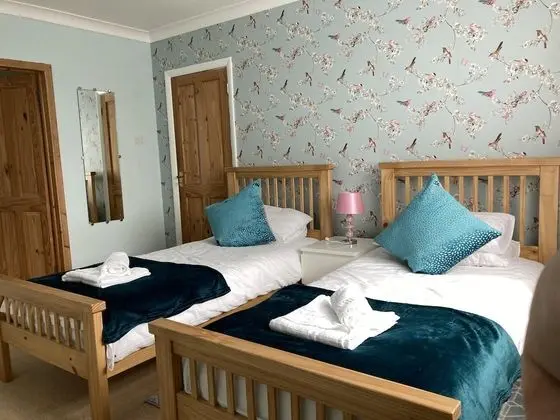 Large Detached House With off Street Parking Close to Heathrow - Oda