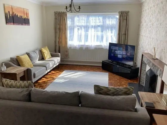Large Detached House With off Street Parking Close to Heathrow - Öne Çıkan Resim