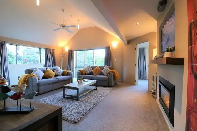 Large Distinctive AND Spacious Family Home - Öne Çıkan Resim