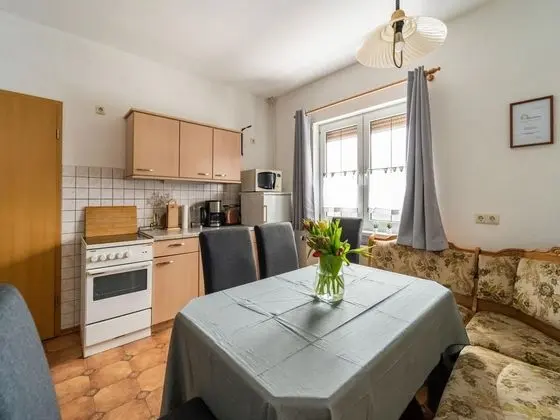 Large Holiday Home With Terrace and Garden in Neustadt am Rennsteig - Mutfak