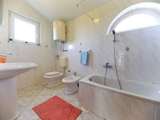 Large Home With Pool and Outdoor Kitchen, Near the Sandy Beach - Banyo Tipleri
