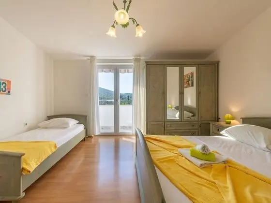 Large Home With Pool and Outdoor Kitchen, Near the Sandy Beach - Oda