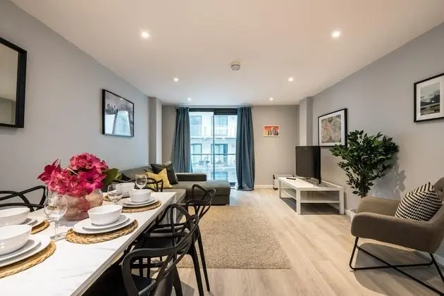 Large Modern Apt Near L1 - Super Central