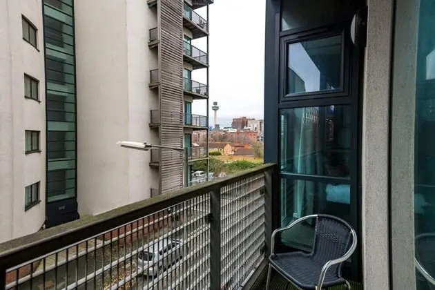 Large Modern Apt Near L1 - Super Central