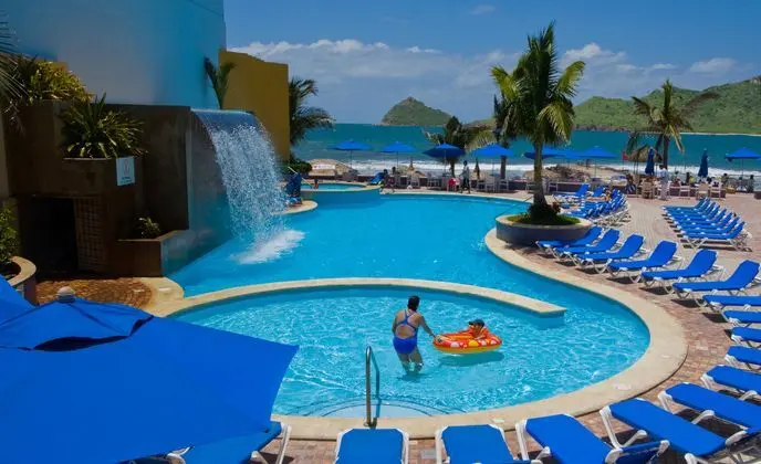 Las Flores Beach Resort - Havuz
